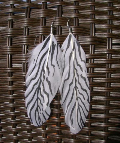 feather-earrings-zebra